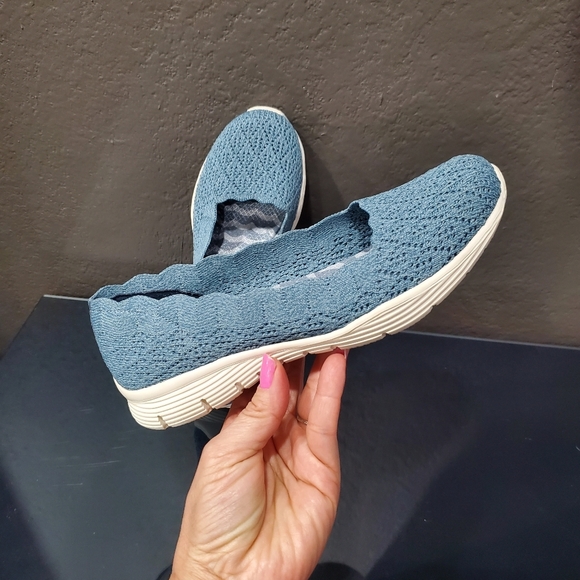 Sneakers Striped Blue Top. - Picture 3 of 9